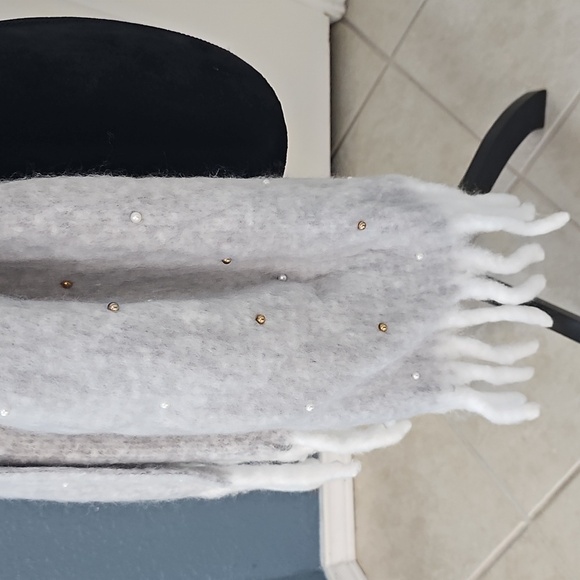 NWT Nordstrom Rack Faux Pearl Embellished Scarf Gray/White - Picture 7 of 12